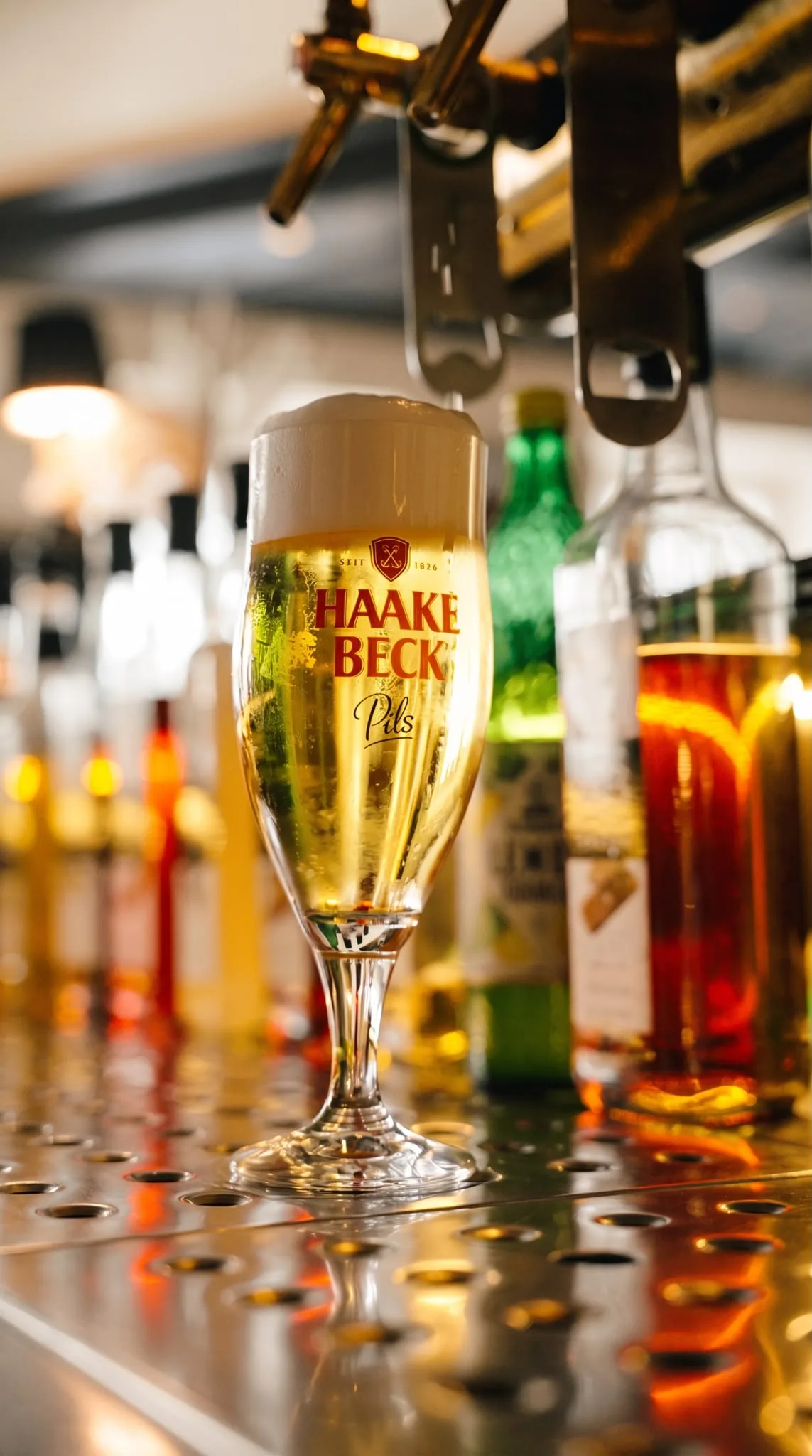 Frisch gezapftes Pils auf dem Tresen im FILOU