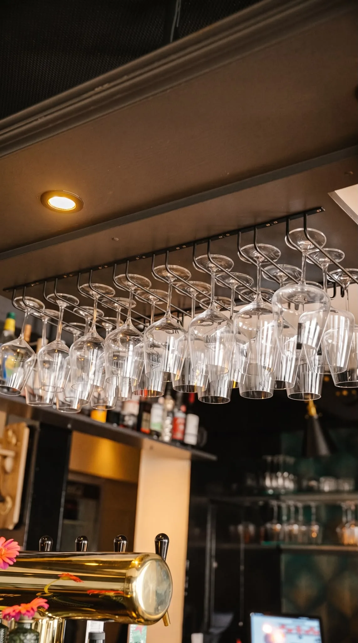 Gläser hängen über dem Tresen der FILOU-Bar