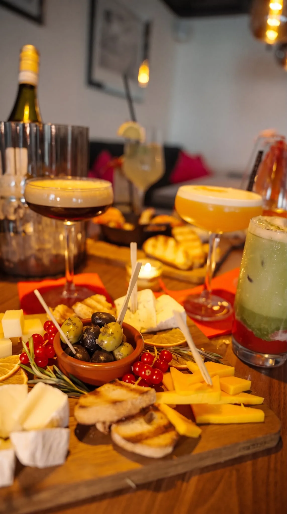Drinks und Genussplatte am Abend im FILOU