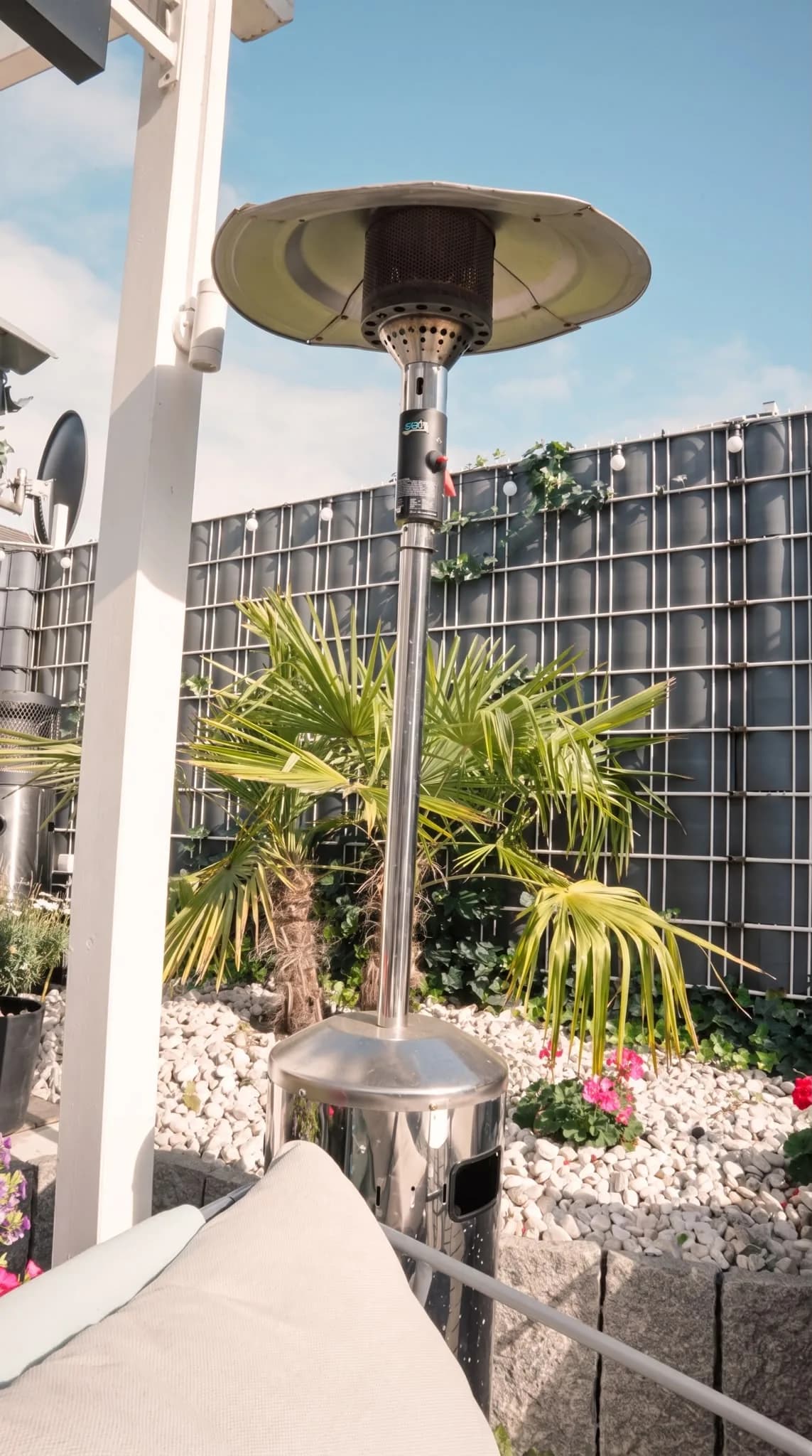 Die Terrasse des FILOU mit Heizstrahler und Pflanzen